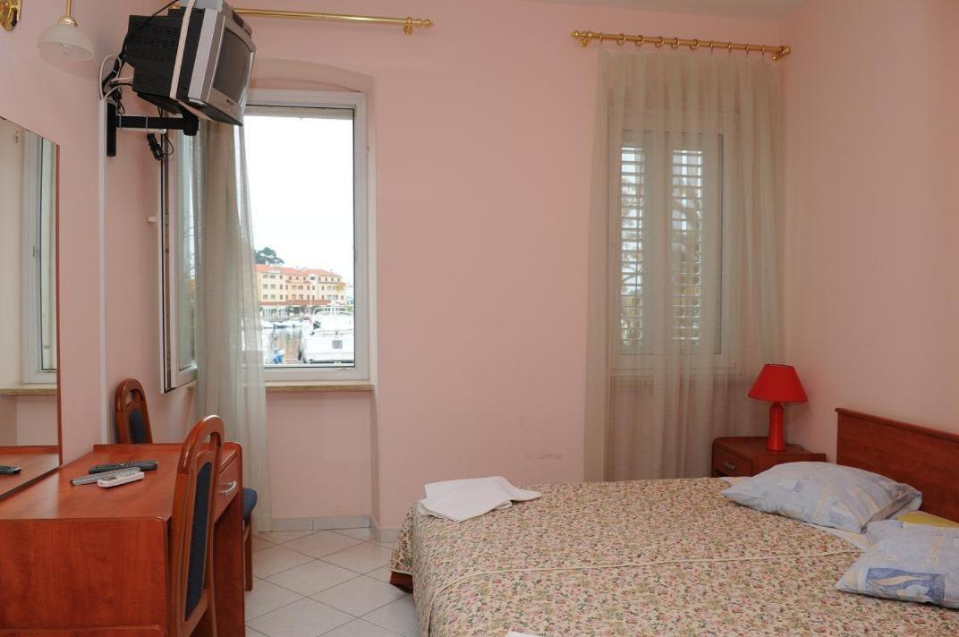 Pansion Manuela Hotel Vrsar Buitenkant foto